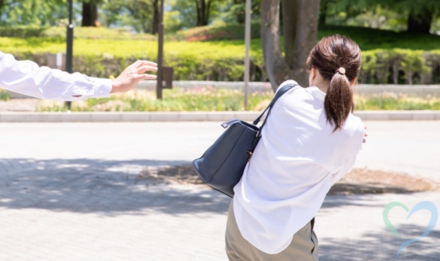 つきまとわれる女性